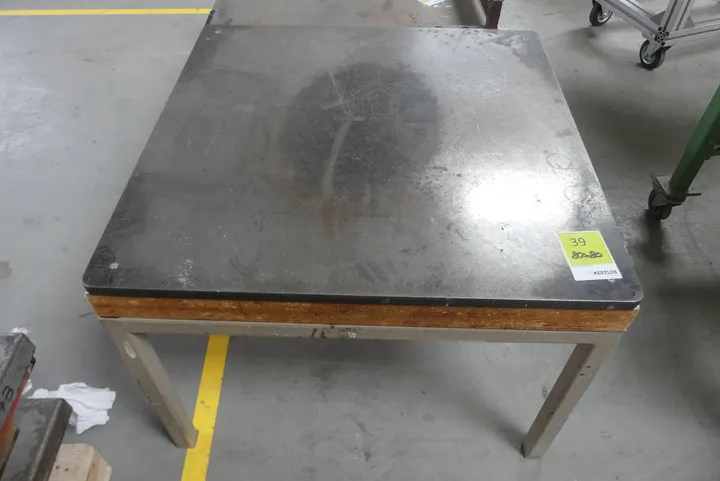 Arbeitstisch Maße in cm ca.: 80 x 80
